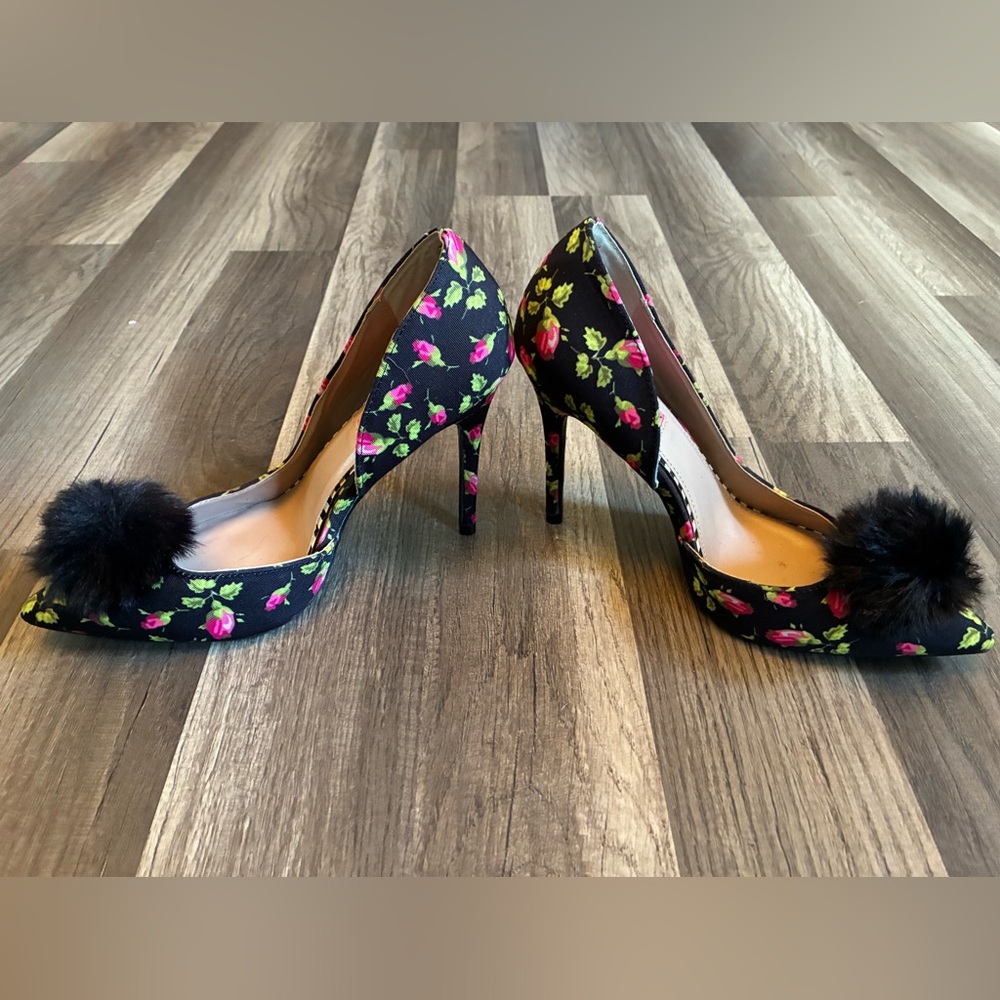 NWOT Betsey Johnson Harly Rose Motif Stilettos SZ 7